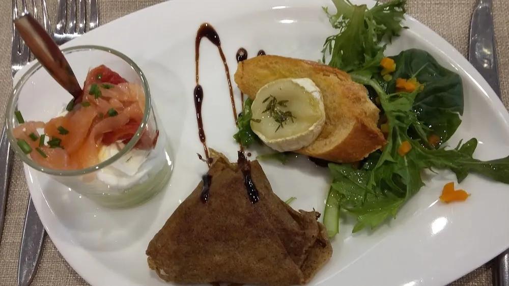 Verrine Au Saumon Et Toast Grillé Au Fromage de Chèvre Chaud